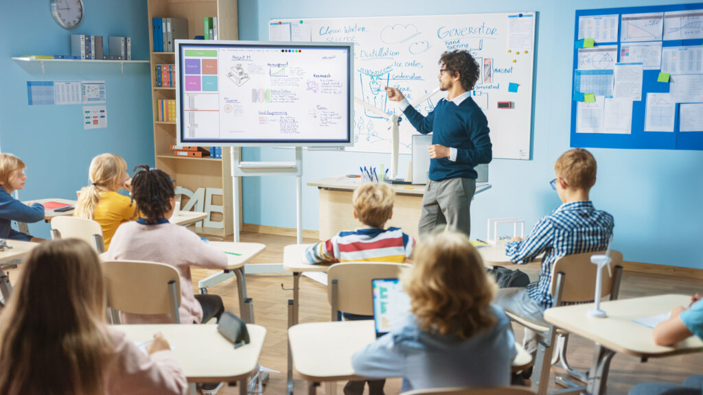 Elementary School Science Teacher Uses Interactive Digital White