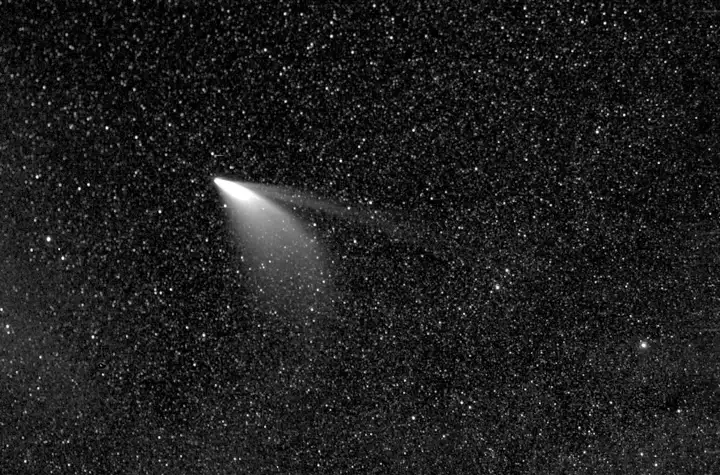 Image-of-NEOWISE-comets-twin-tails